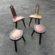 Lot de 2 chaises et 2 tabourets rustiques – cuir clouté et bois sculpté