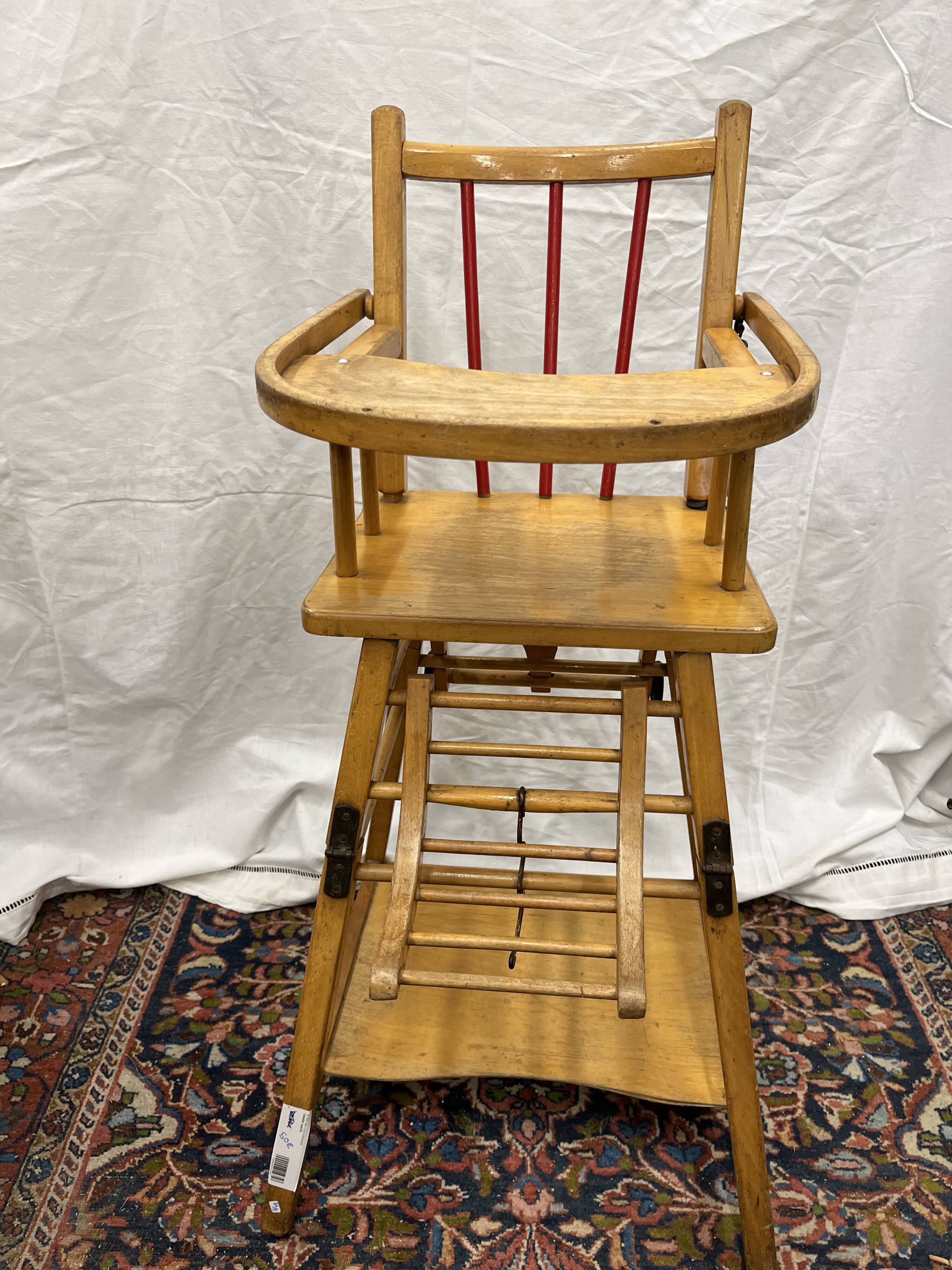 Chaise haute bébé en bois vintage