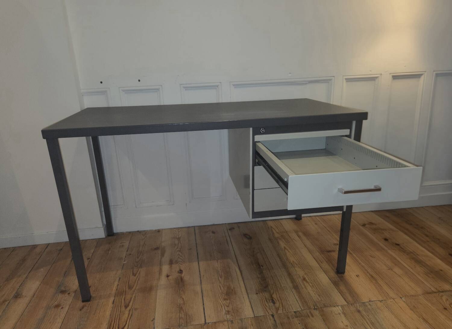 Bureau vintage industriel Gispen avec caisson 3 tiroirs