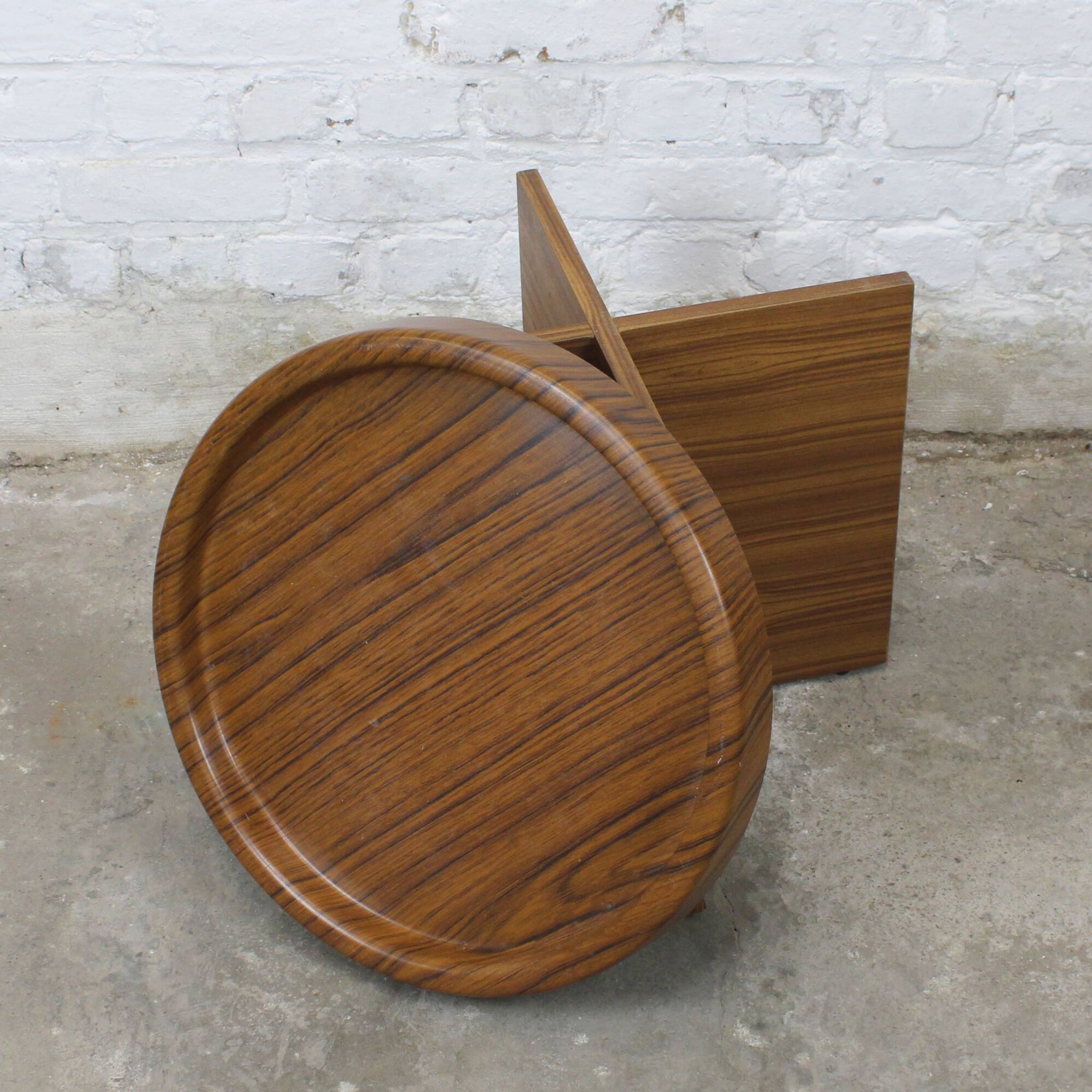 Table basse ou bout de canapé "Utilia", attribuée à Pierre Guariche, édition Meurop 1968