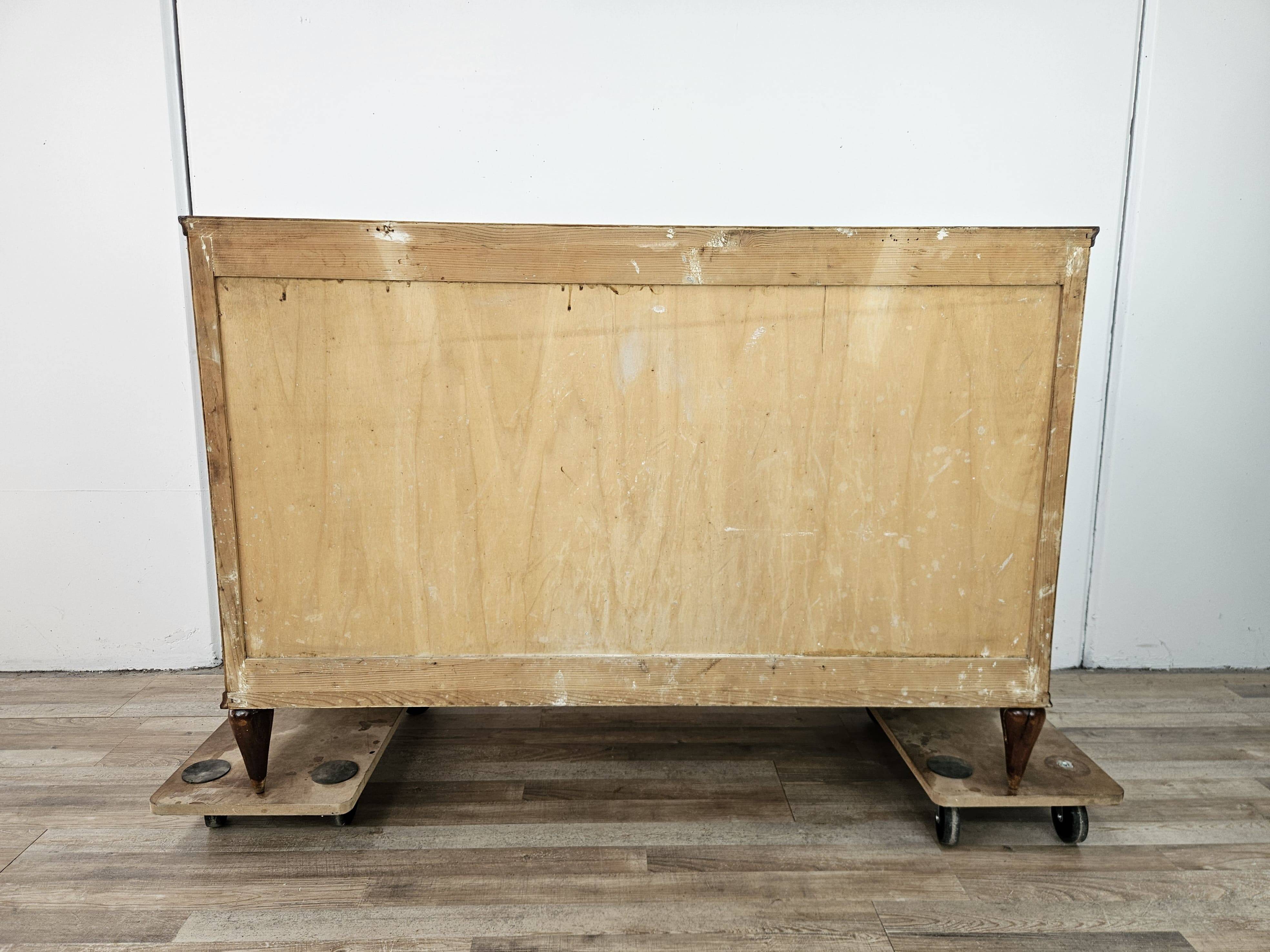 Art Decò chest of drawers in walnut burl with four drawers