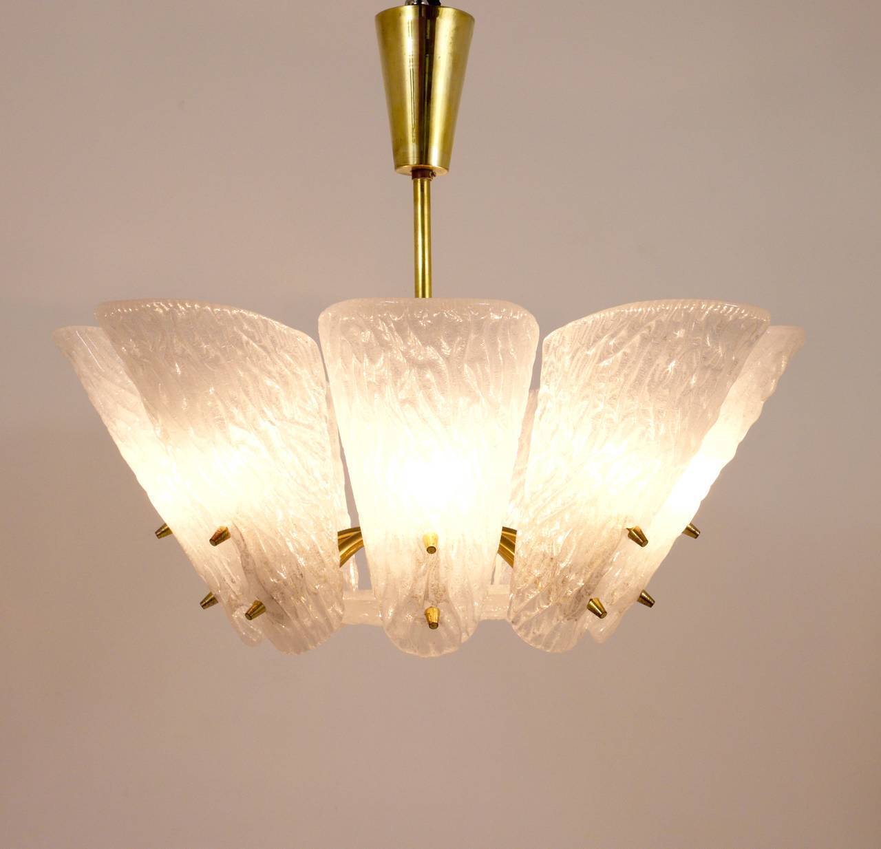 J. T. Kalmar Suspension en Laiton du Milieu du Siècle, Verre Texturé Blanc, Années 1950