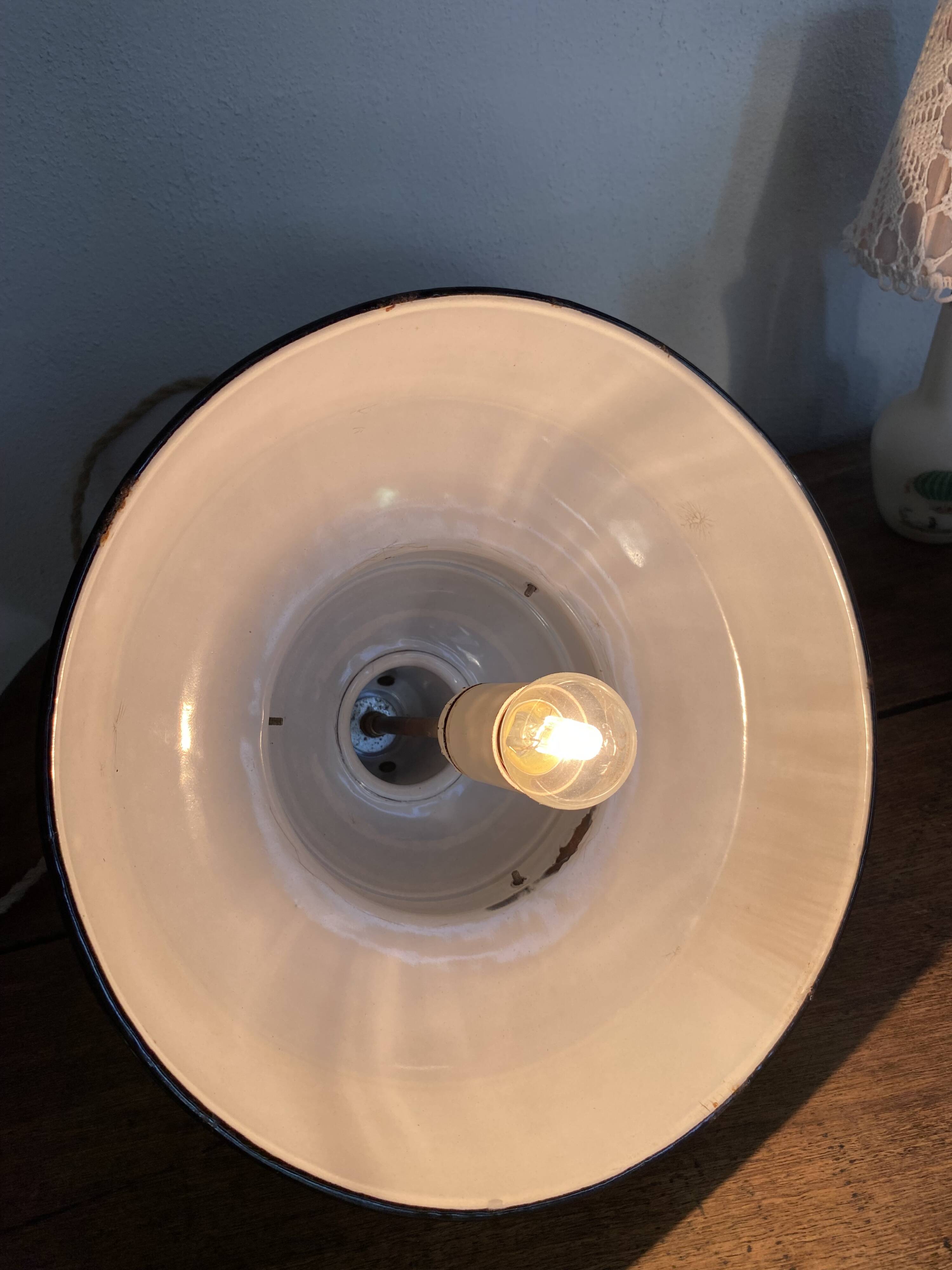 Enamelled sheet metal pendant light, fabric cable