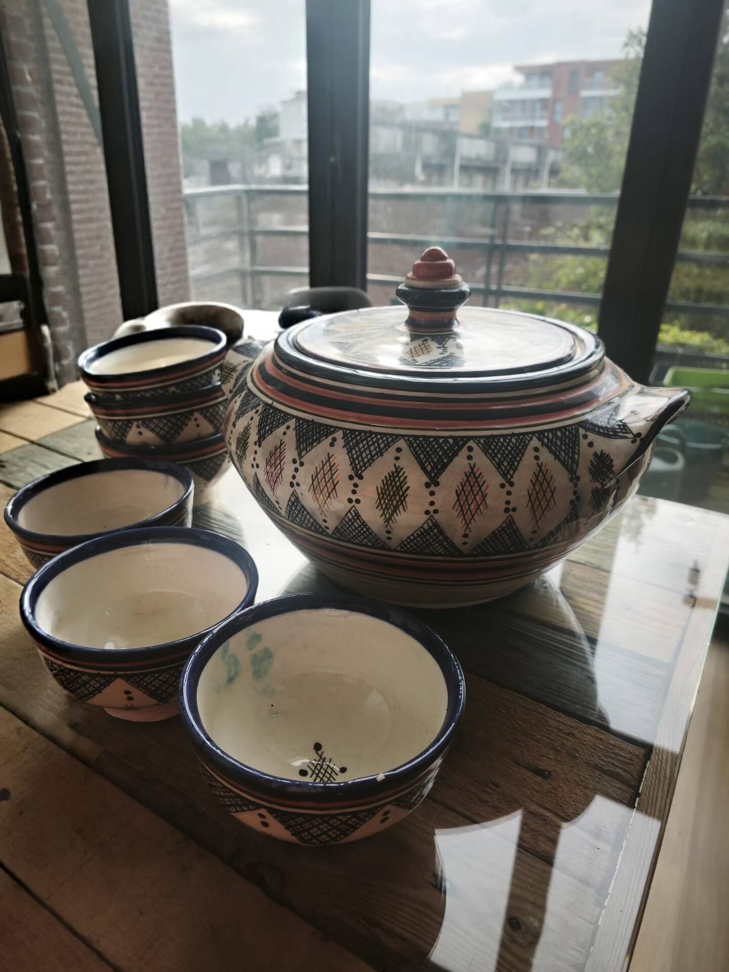 Ceramic soup tureen with its 6 bowls