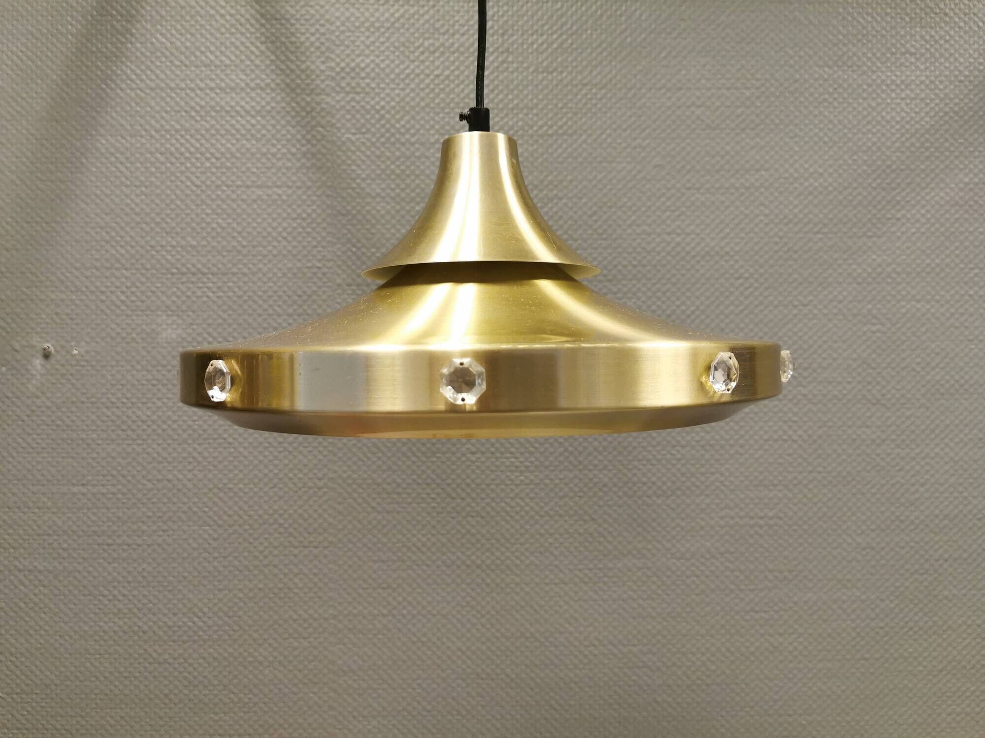 Danish Hanging lamp from the 80s in gold-coloured aluminium with hard-pressed plastic bottom grid an