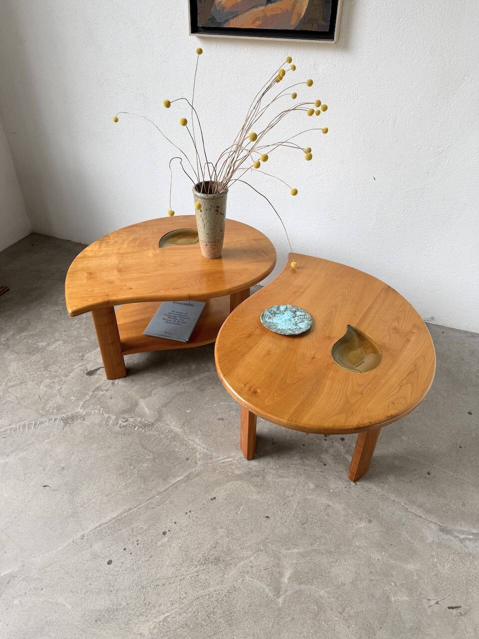 Tables basses en orme formant une goutte