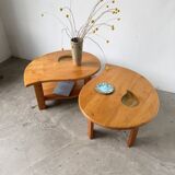 Tables basses en orme formant une goutte