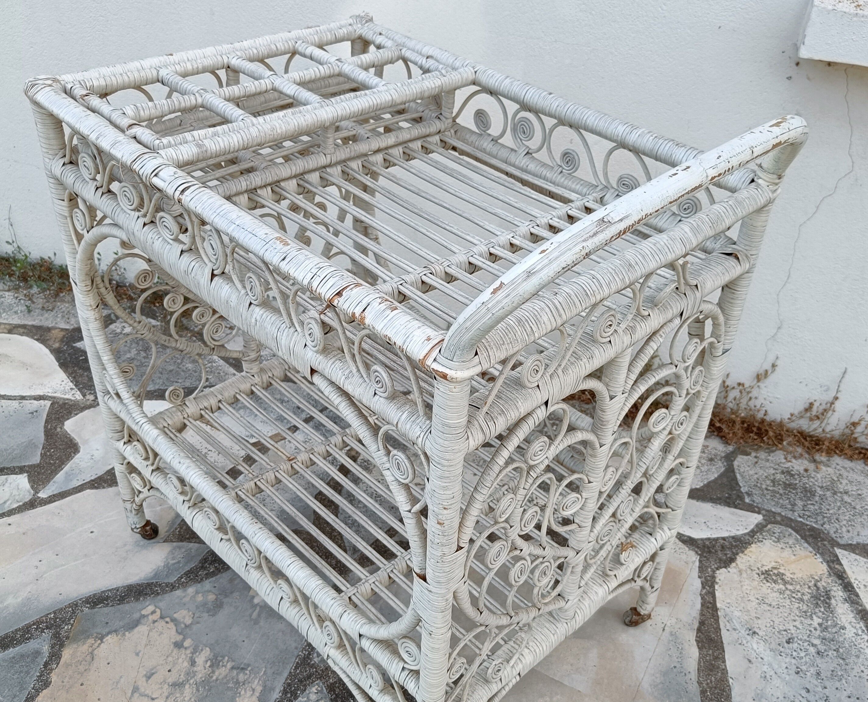 Desserte en rotin vintage