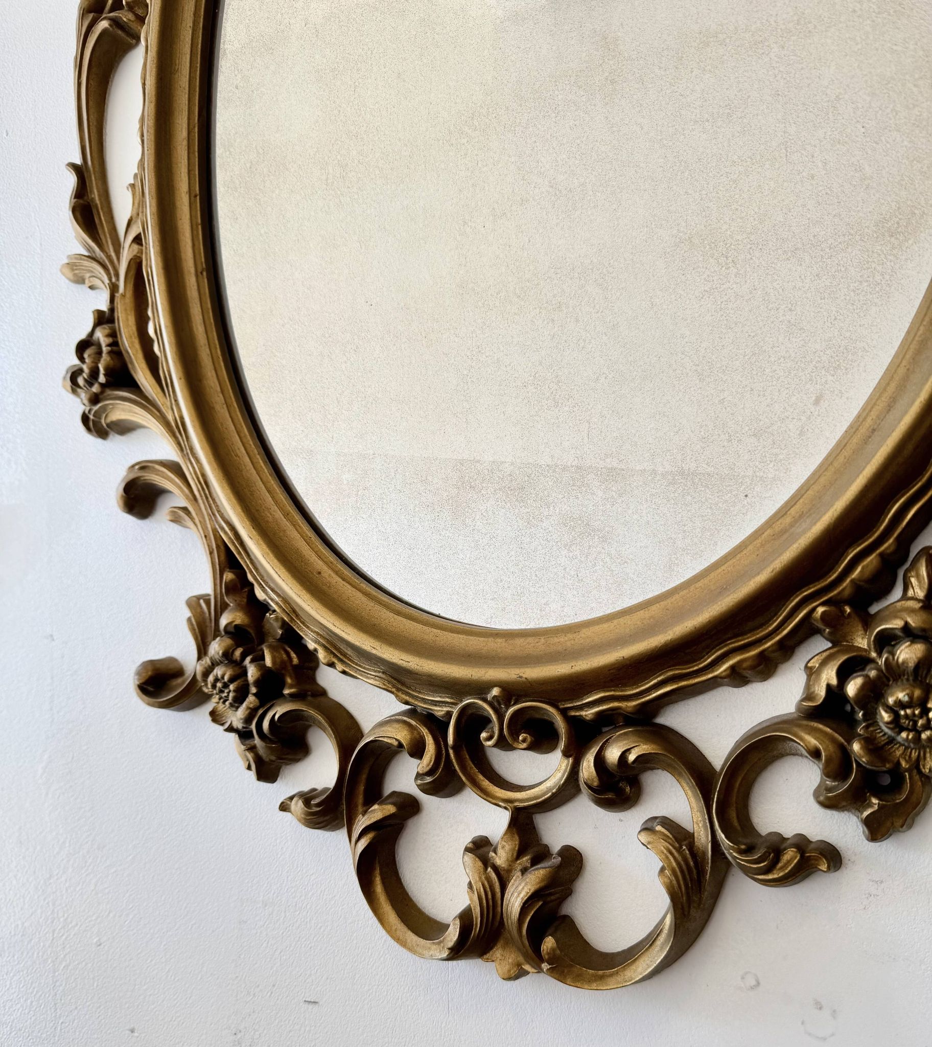 Miroir ovale en or de style baroque par Roberta Wood