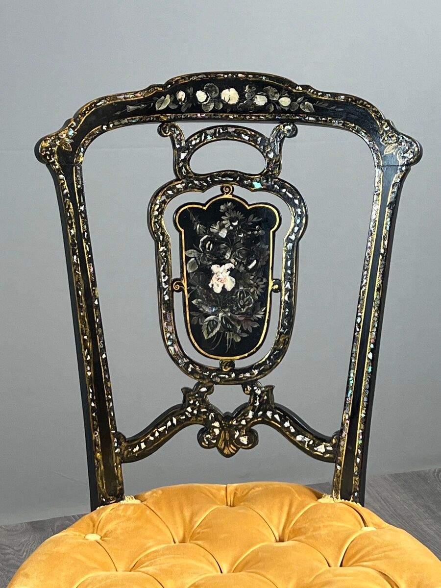 Paire de chaises Napoléon III marquetées et incrustées de nacre, XIXe Siècle