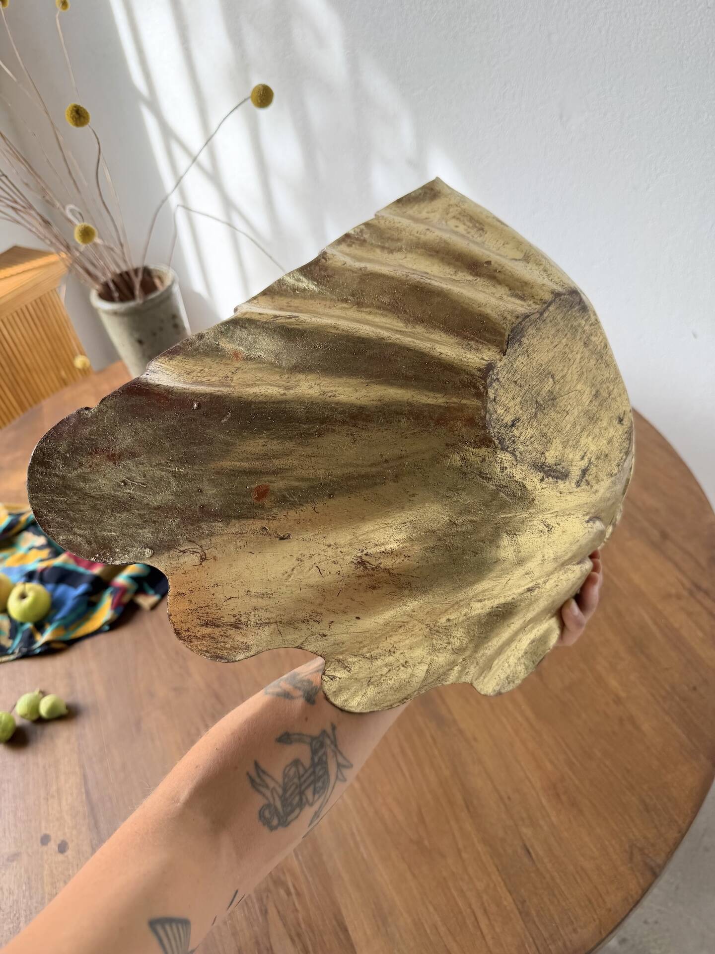 Immense wooden plate 1900 shell with golden patina