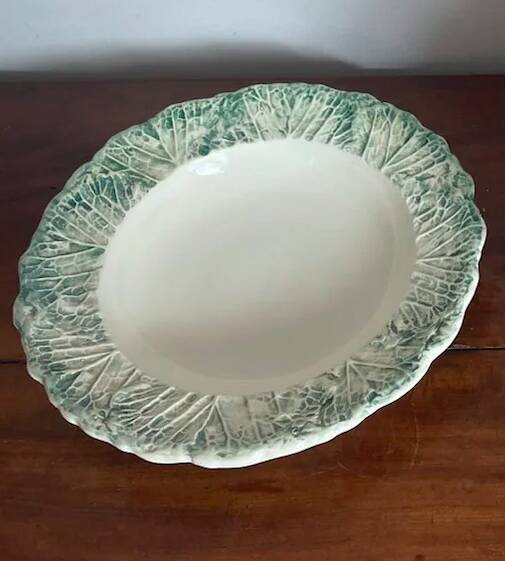 Soup plates with cabbage barbotine