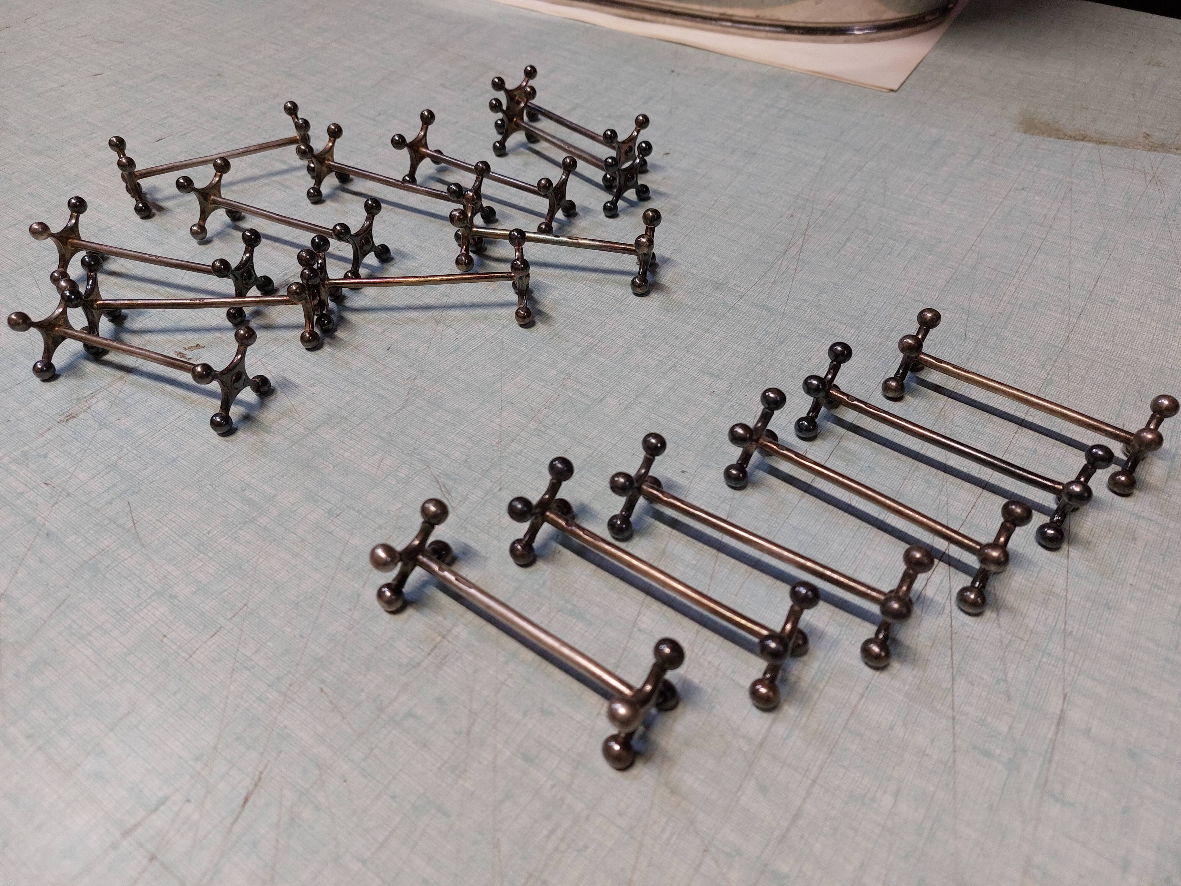 17 Christofle silver-plated knife rests in the Atonium model.