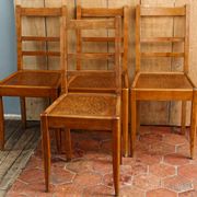 Lot de 4 chaises période Reconstruction bois massif