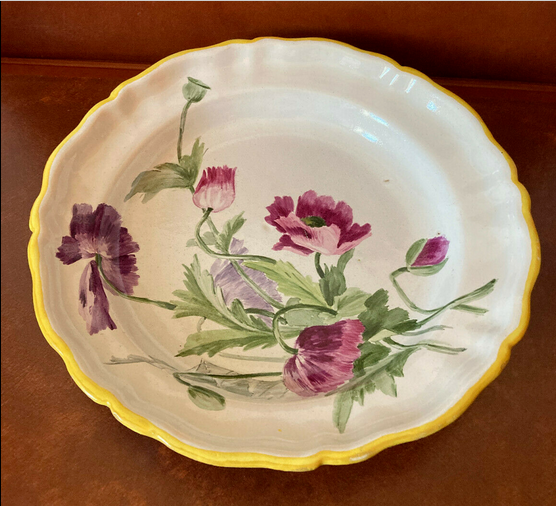 Plat en faience fin XVIIe début XIXe à décor de fleurs violettes