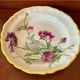Plat en faience fin XVIIe début XIXe à décor de fleurs violettes