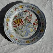 Assiette décorative ancienne IB Quimper à décor floral polychrome D24