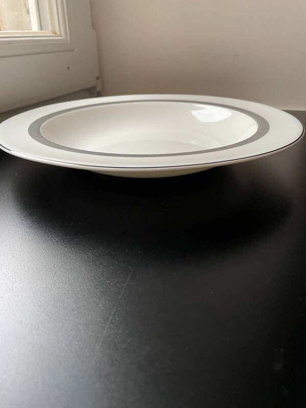 1 Porcelain dish 28 cm Wedgwood x Vera Wang “Cosmos” collection
