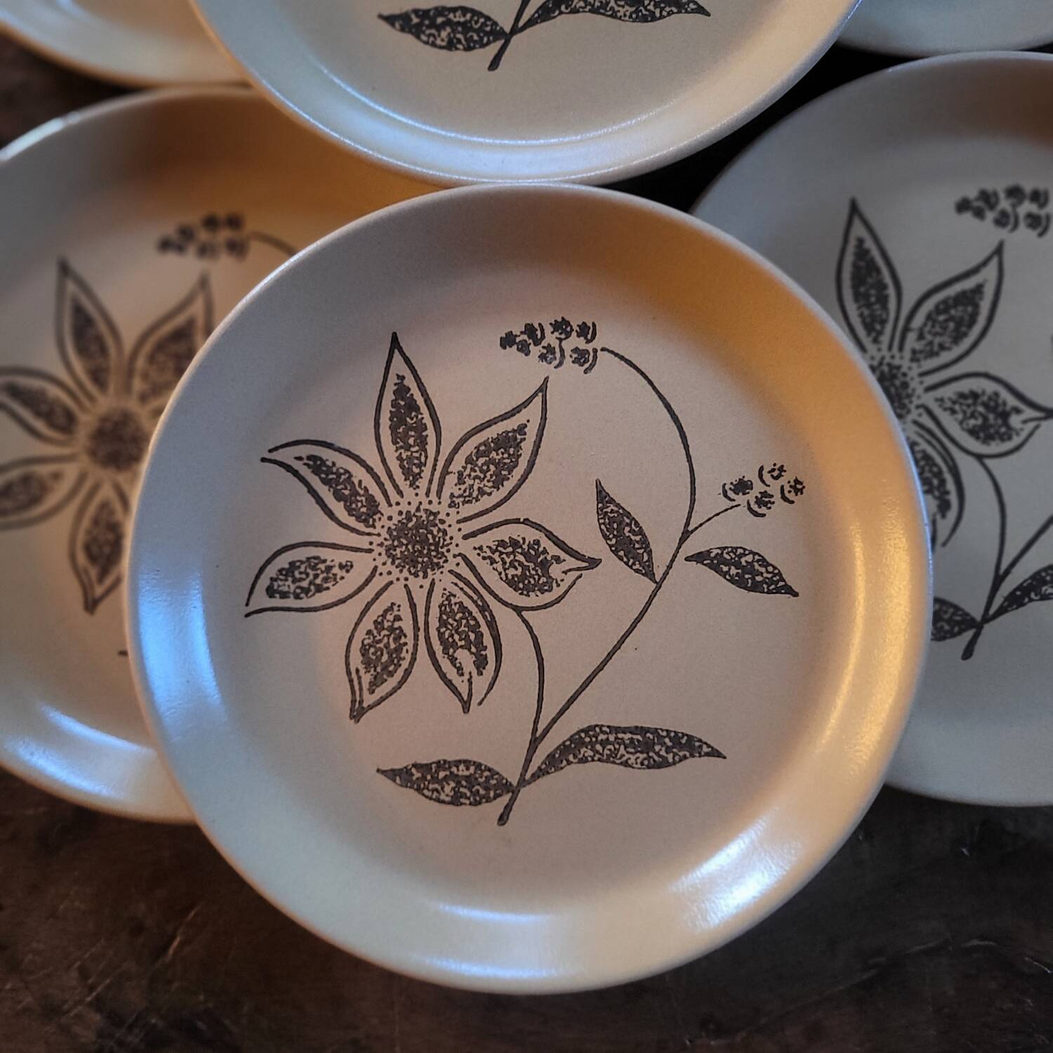 6 stoneware dinner plates with floral decoration — 1970s