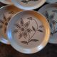 6 assiettes plates en grès décor floral — Années 70