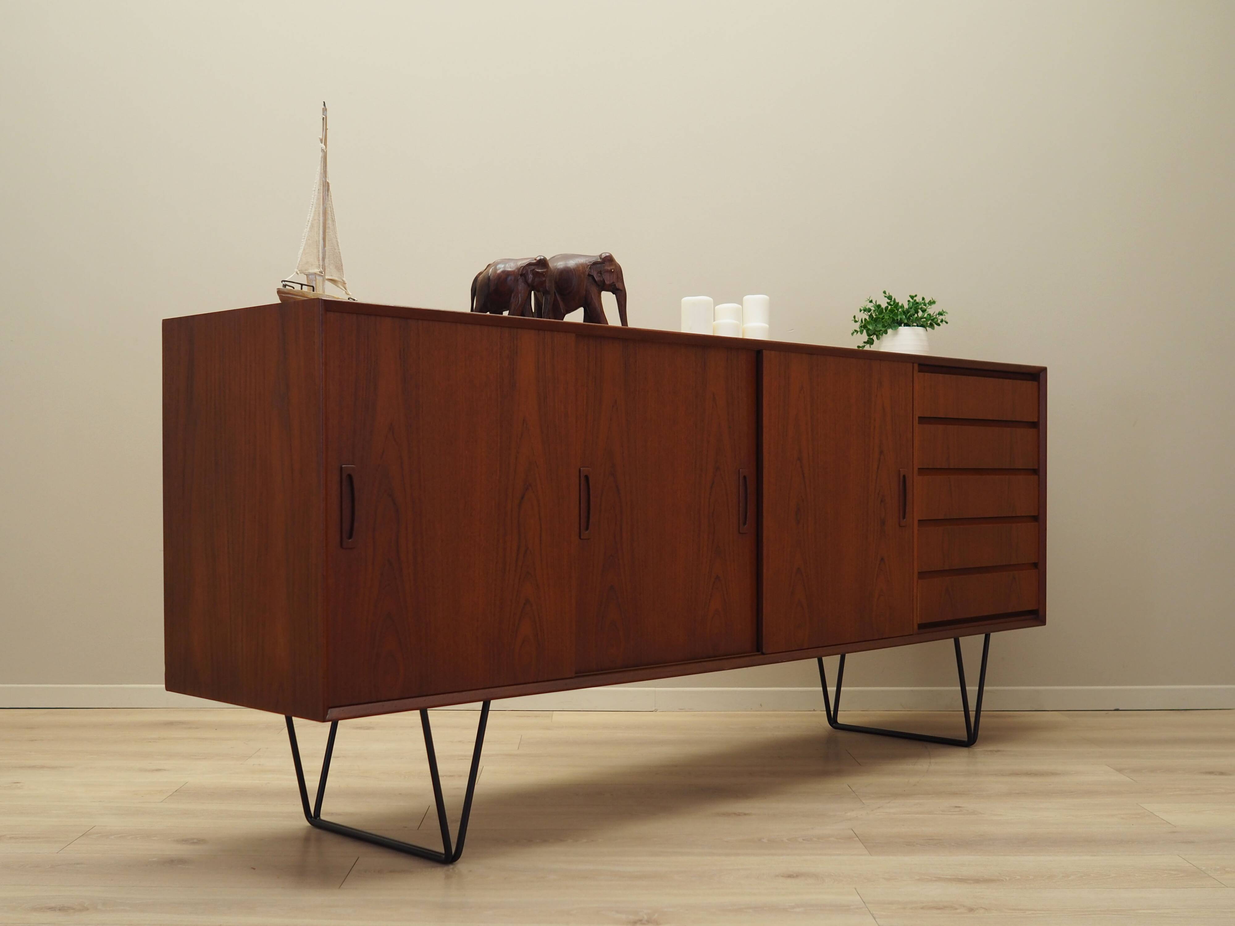 Buffet en teck, design danois, années 1970, production : Danemark