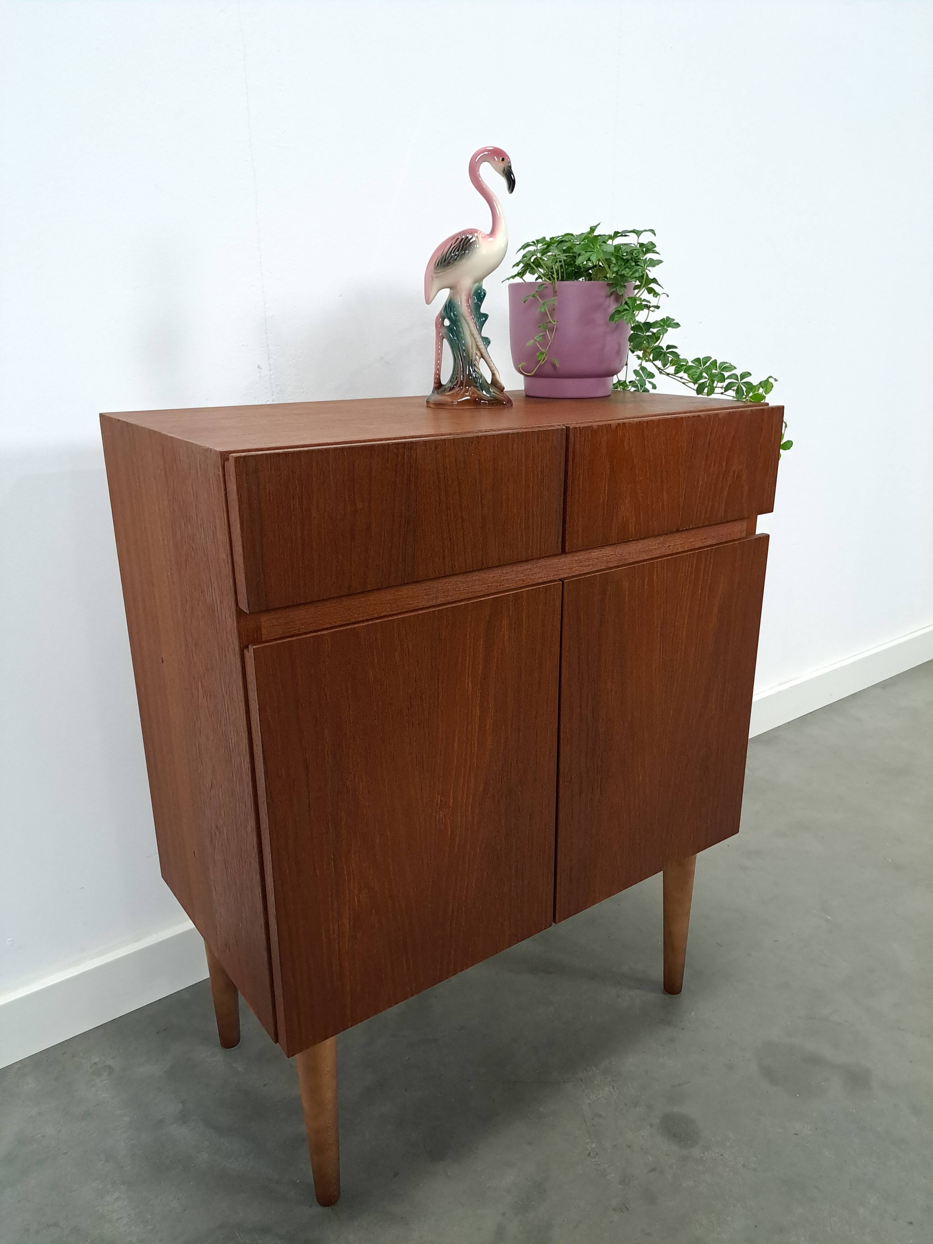 Teak fineer kastje met lades, nr. 2