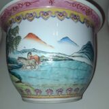 Hidden Chinese porcelain pot. Rose Family.