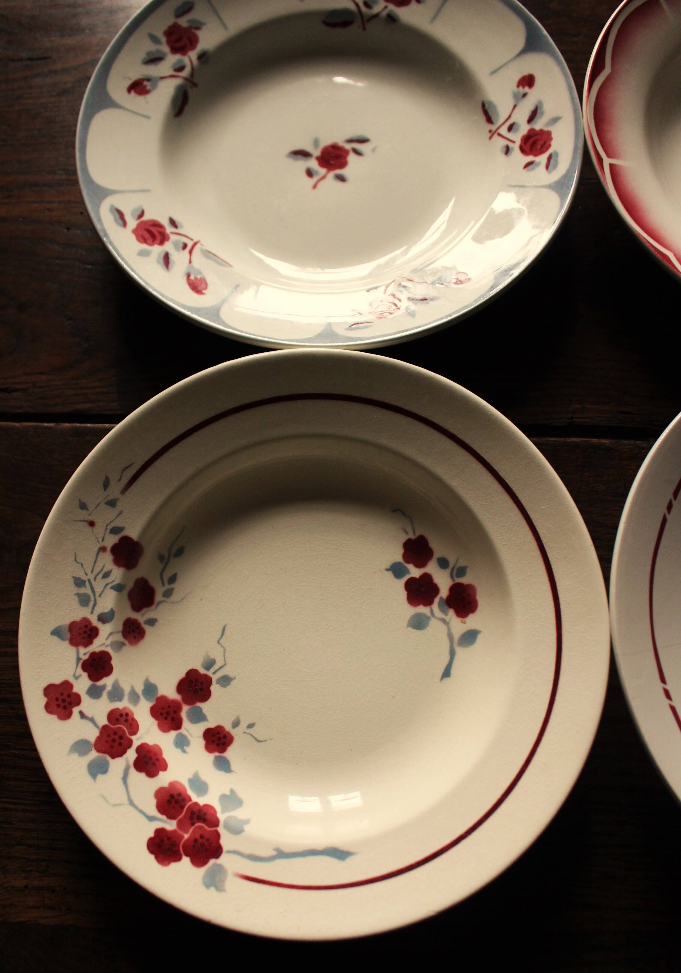 A set of 4 mismatched Art Deco red blue soup plates