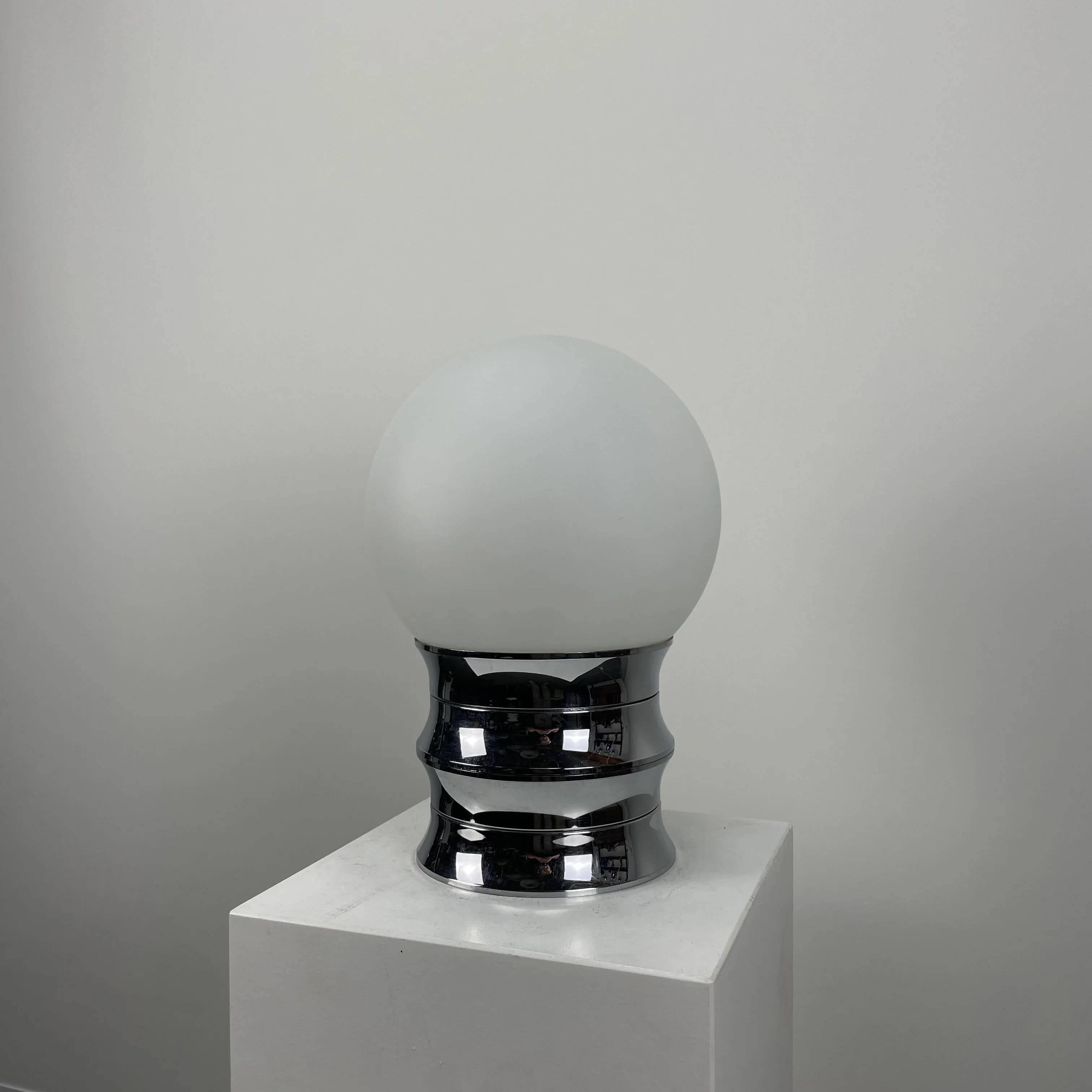 Lampe de table blanche et chrome de l'ère spatiale par Aka Electric, Allemagne 1977