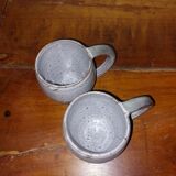 Deux mugs en grès vernissé