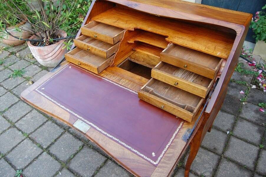 Louis XV Louis XVI period sloping desk in walnut from the 18th century