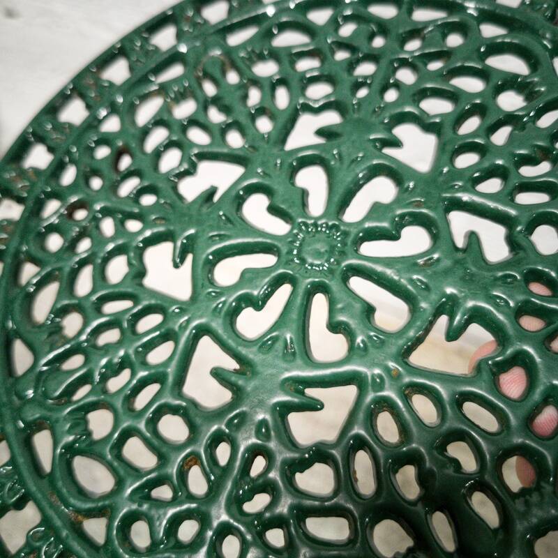 Enamelled cast iron trivet