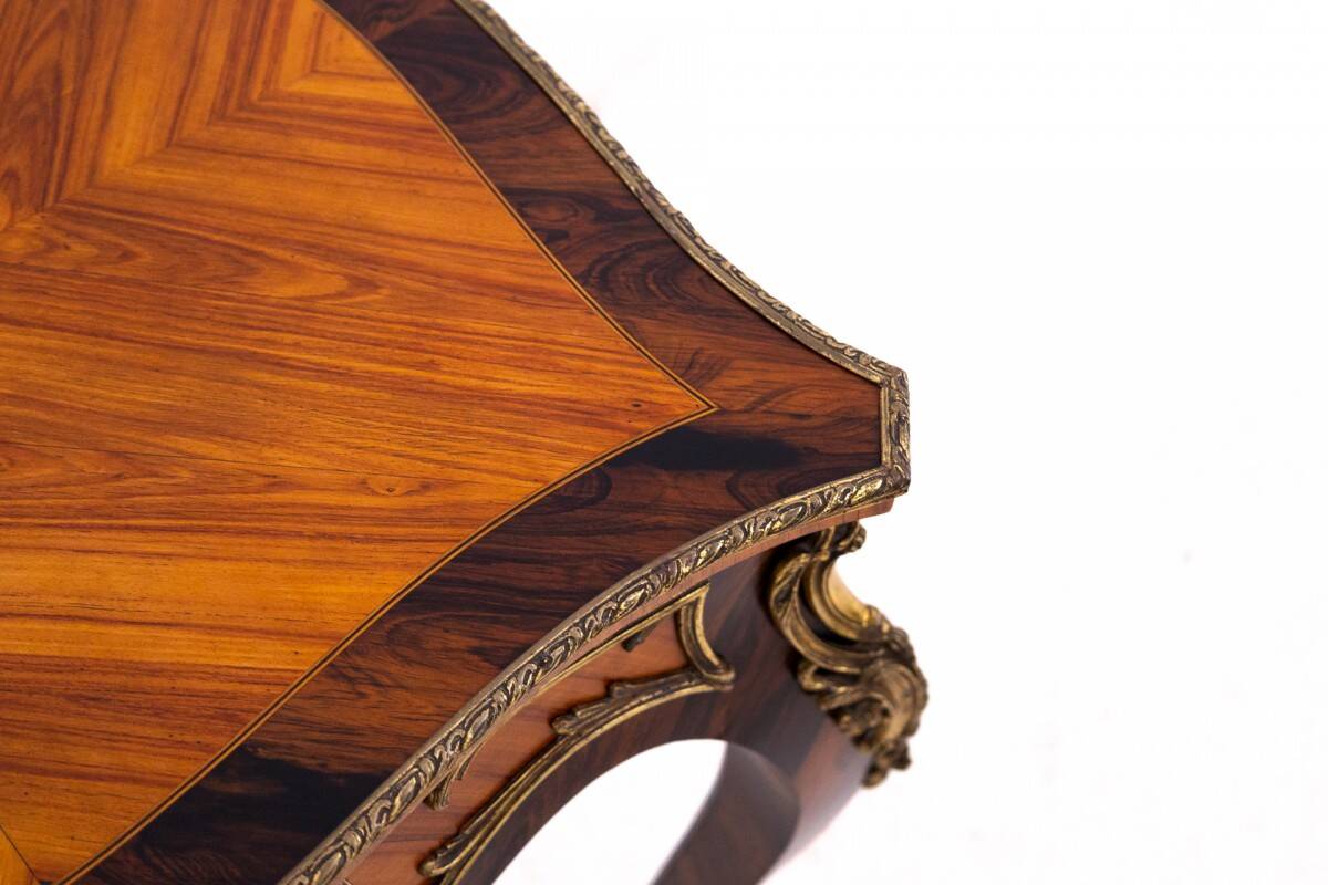 Table basse unique, France, vers 1880.