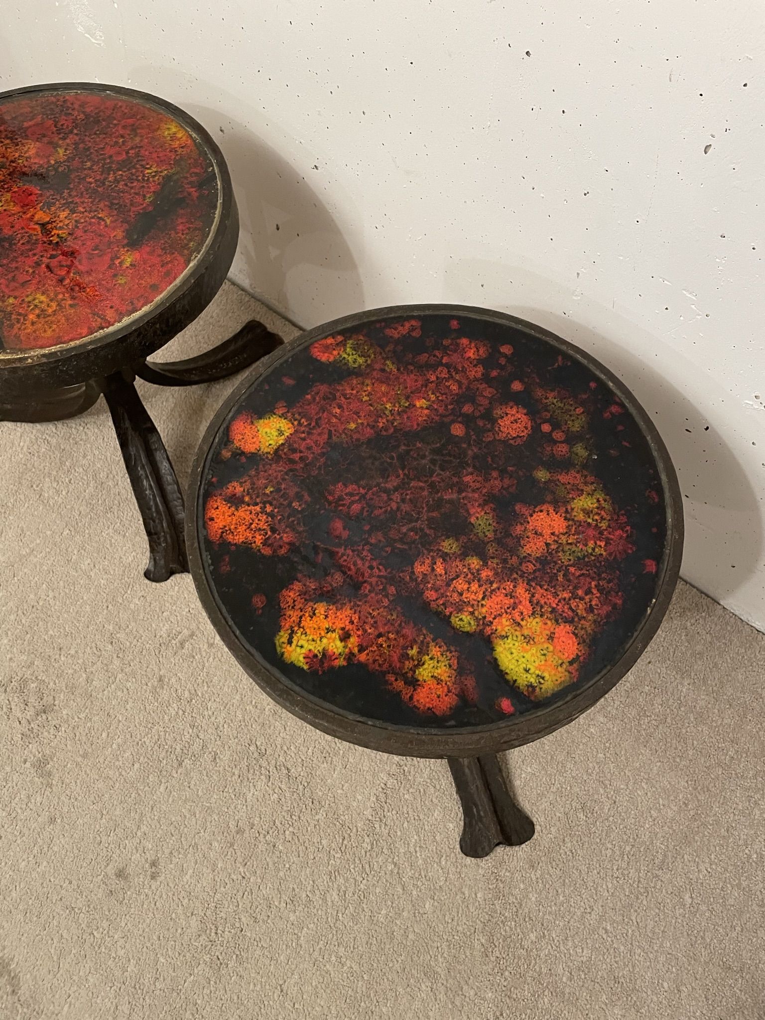 Paire de tables d’appoint brutalistes, acier et céramique, 1970