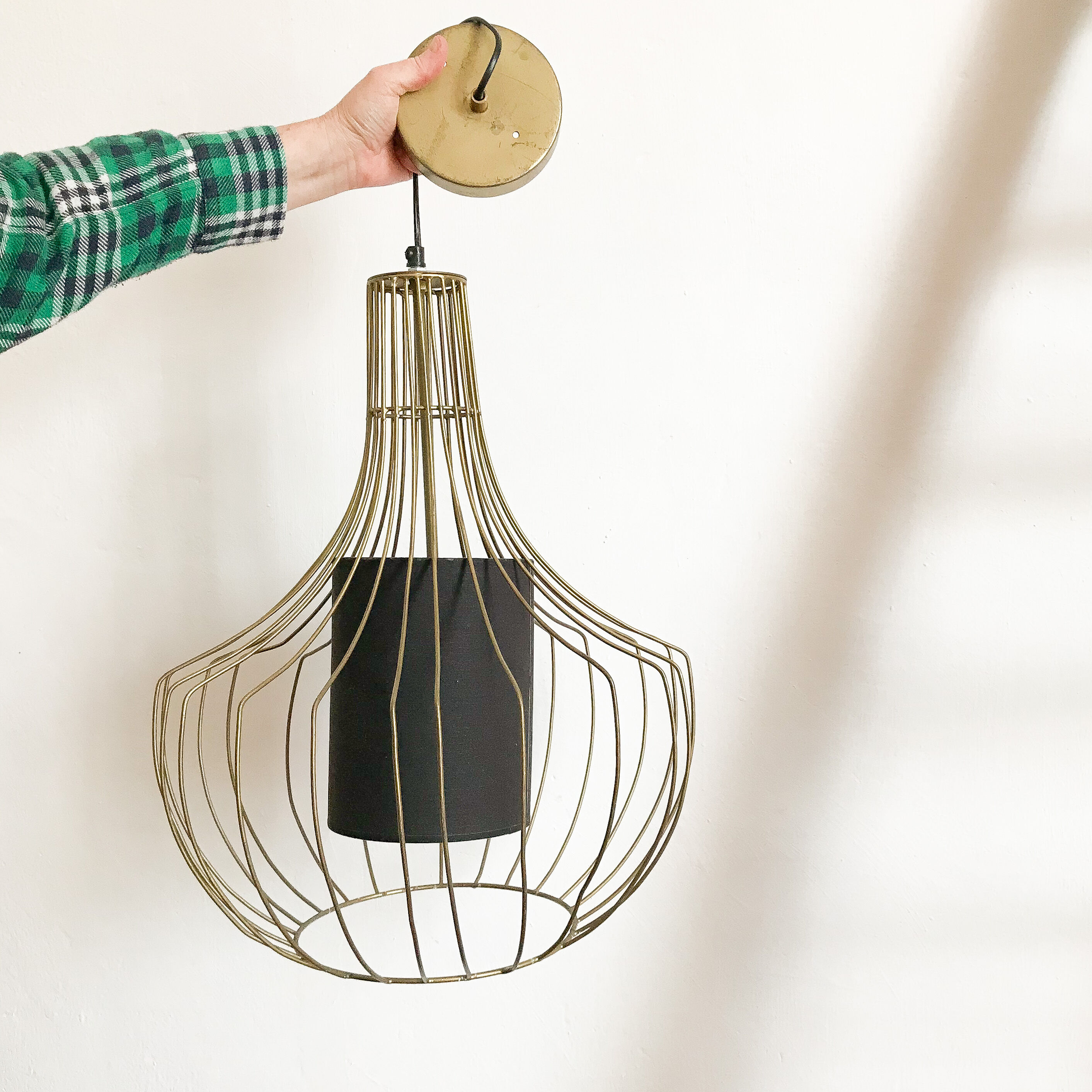 Pear-shaped gold wired suspension