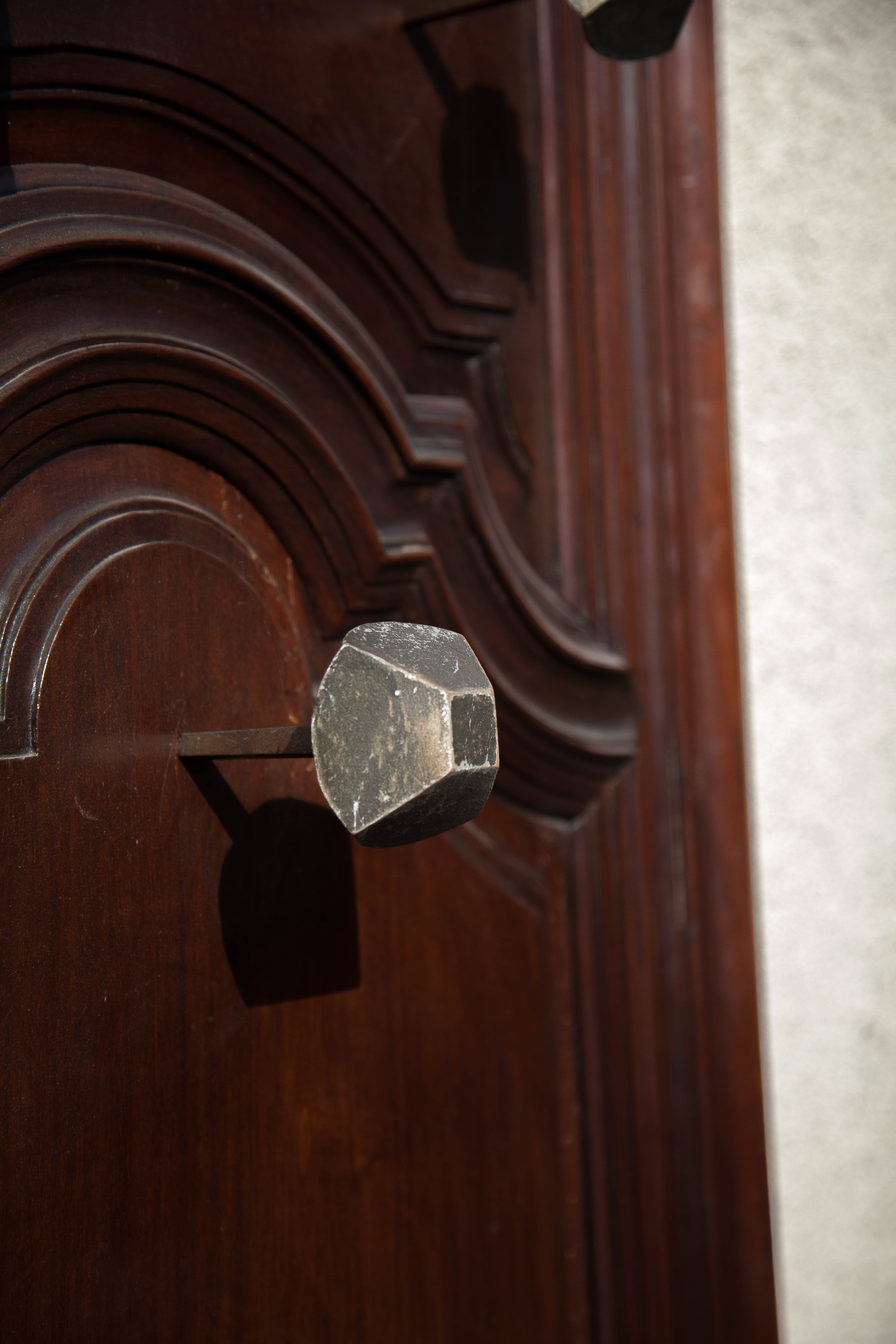 Grand vestiaire porte-manteau en bois 2 portes ancien