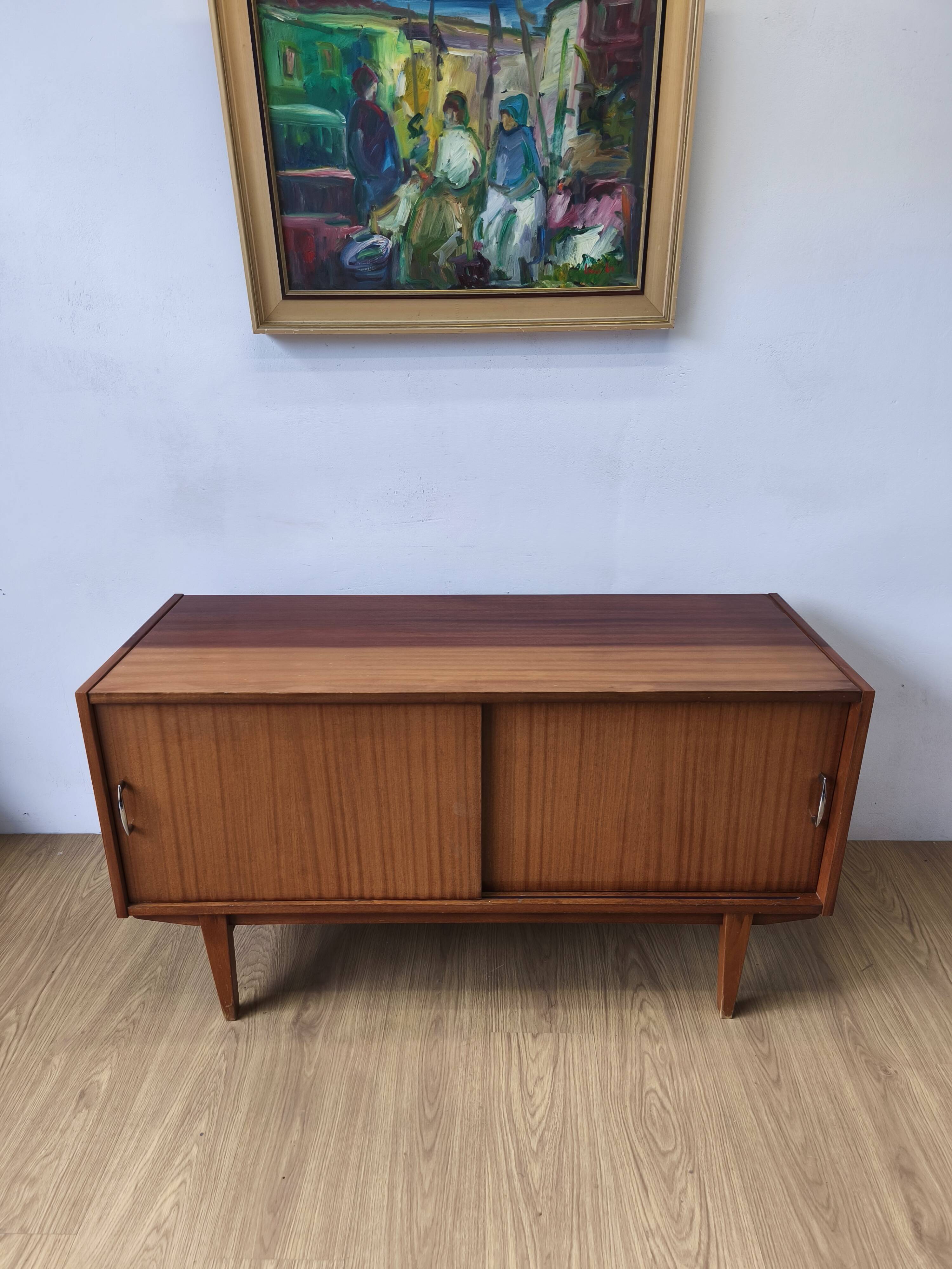 Buffet moderniste des années 1970.