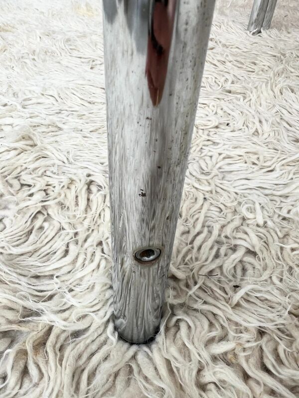 Table hexagonale vintage plateau verre fumé et structure métal chromé