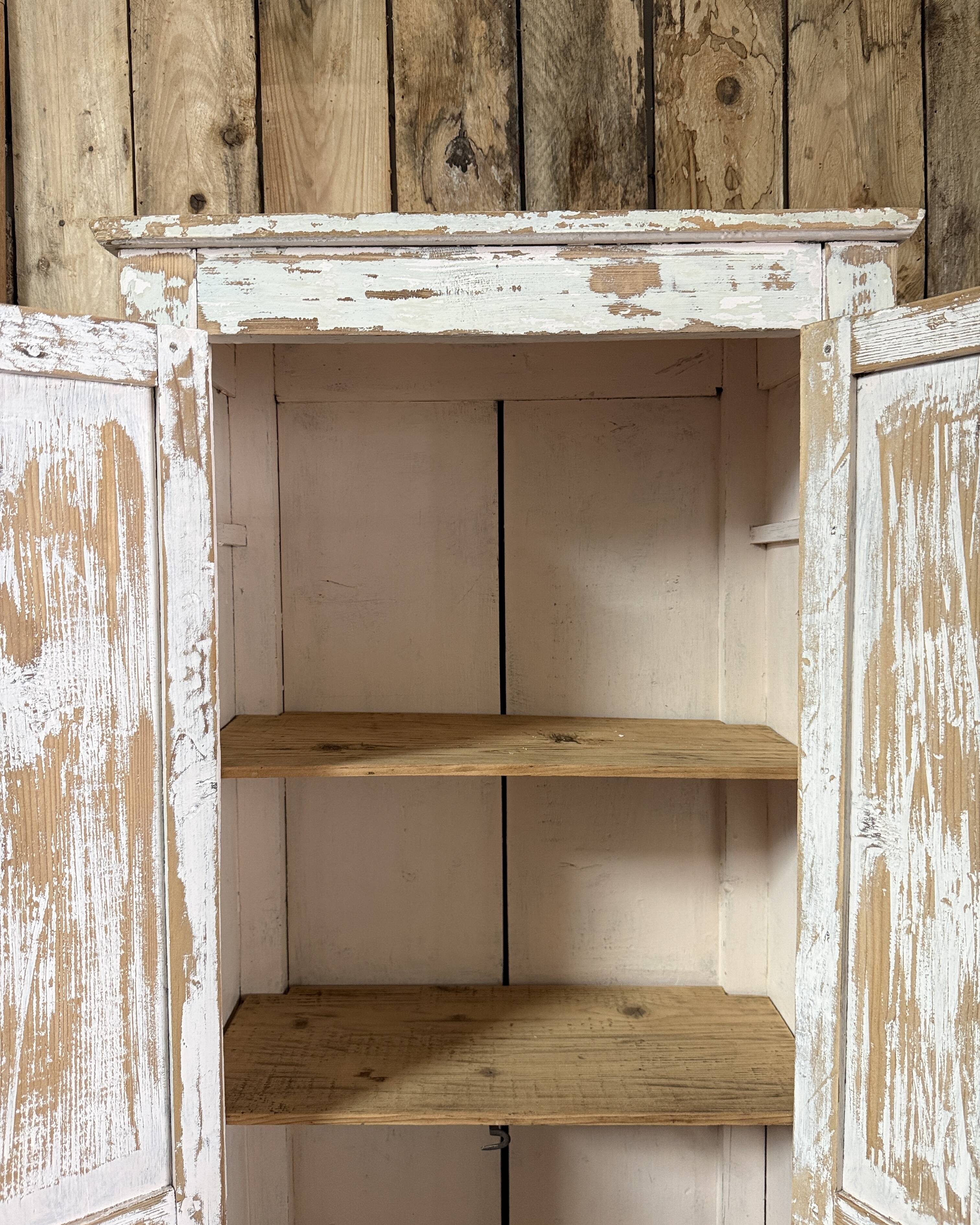 Armoire parisienne patinée