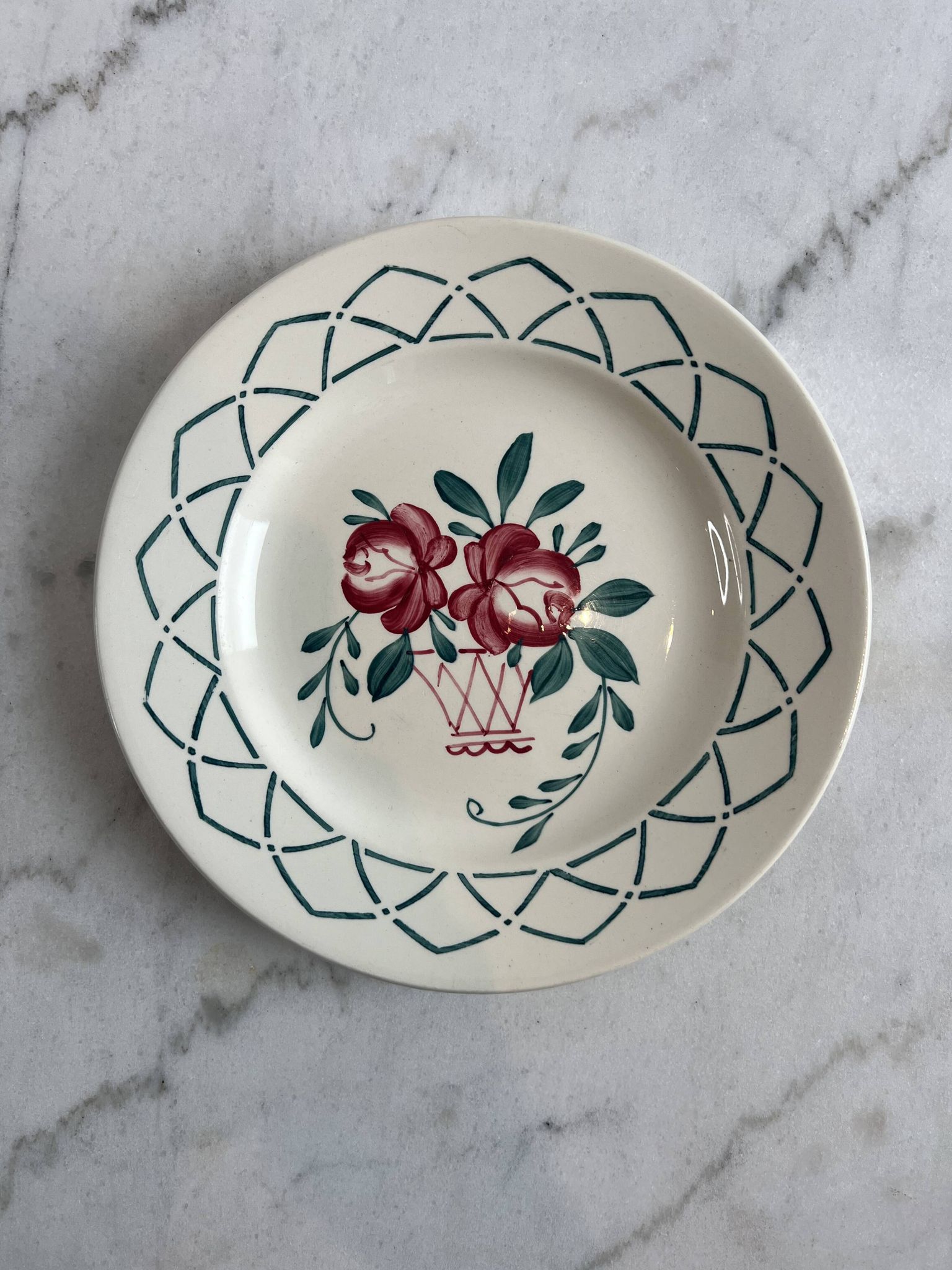 Hand-painted flat plate, ironstone, Sarreguemines Pergola.