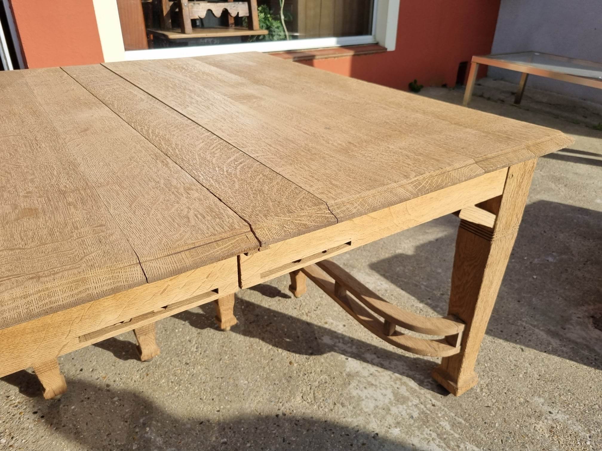 Extendable oak table