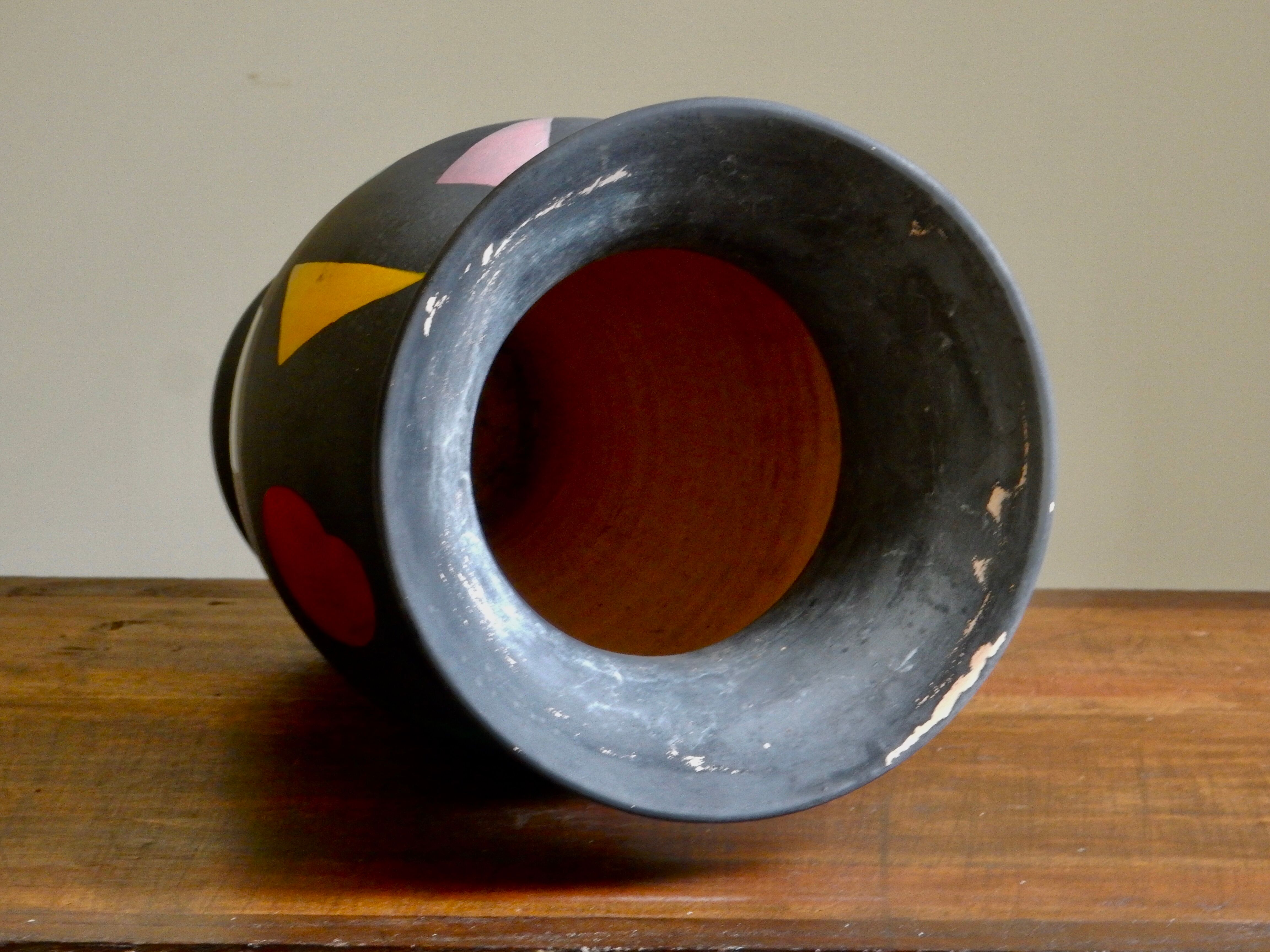 Vase en terre cuite peinte en noire aux motifs gommettes