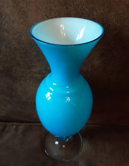 Vase en verre bleu