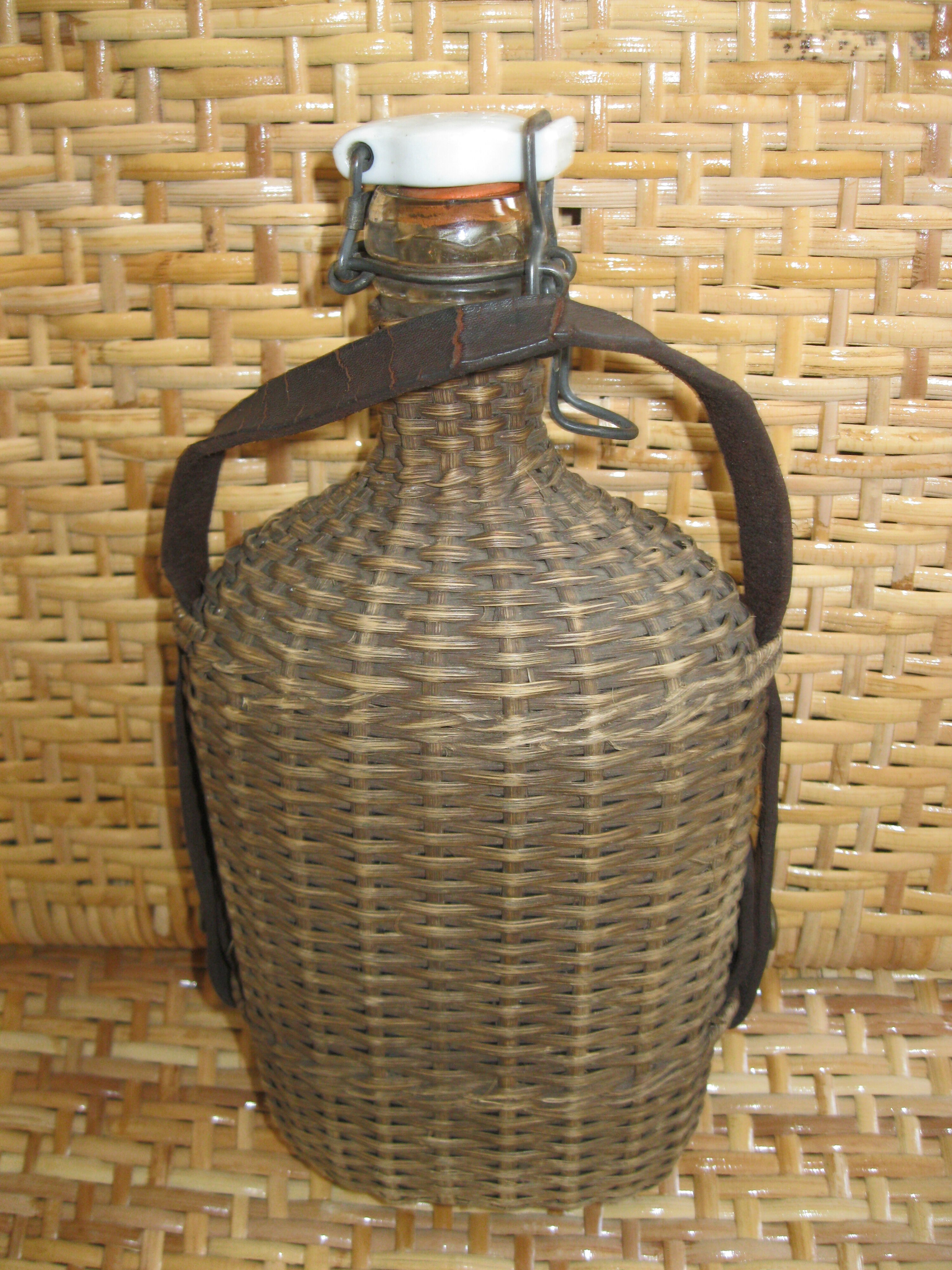 Bouteille osier bouchon porcelaine