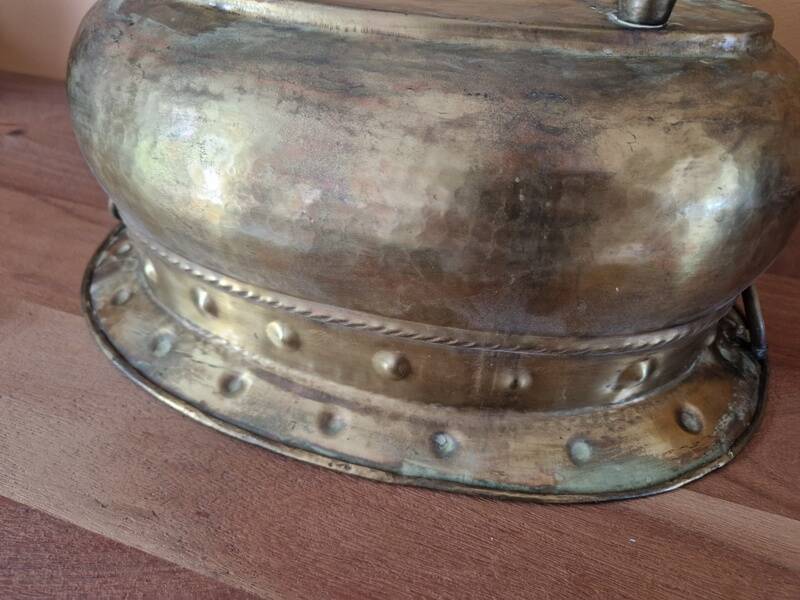 Important copper or brass planter from the 19th century with lion's paws.