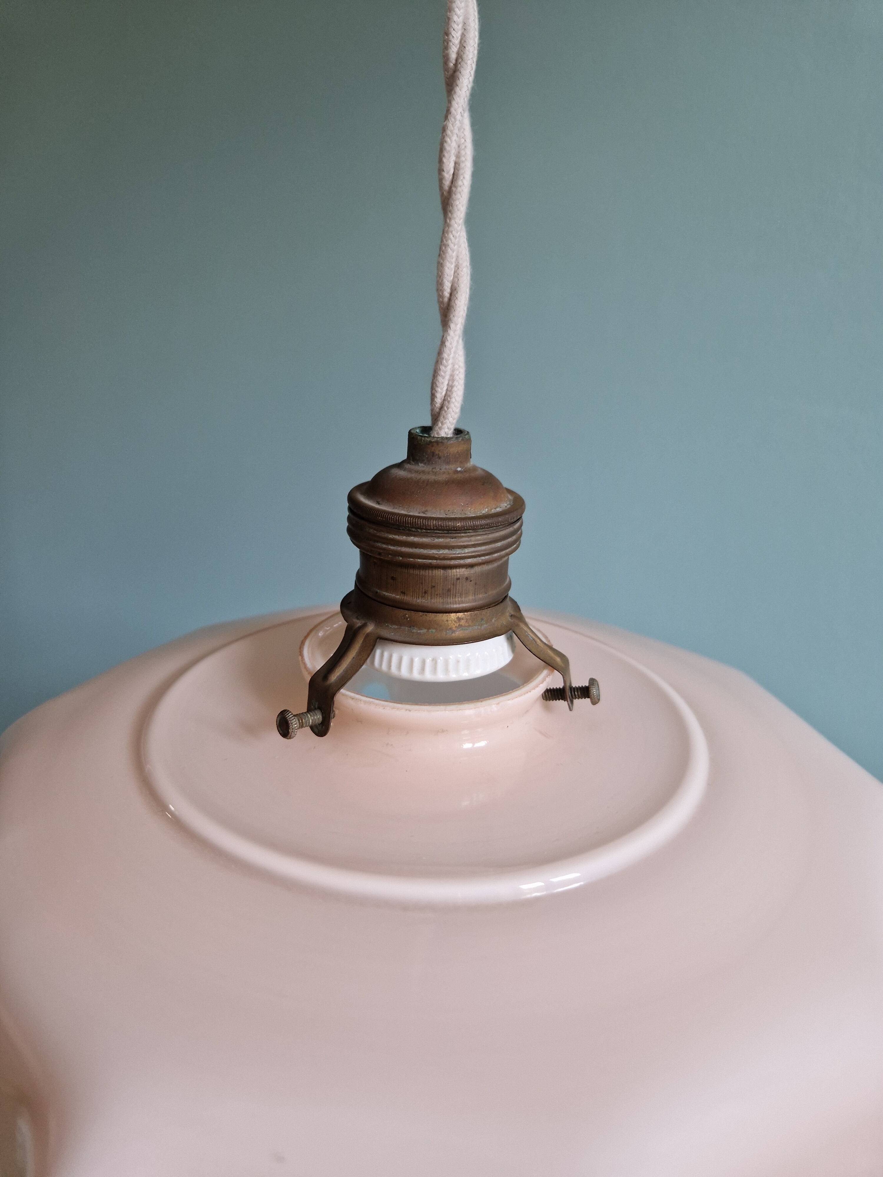 Suspension Art Déco en opaline rose festonnée, années 1920-30