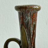 Vase en céramique émaillée avec motifs multicolores.