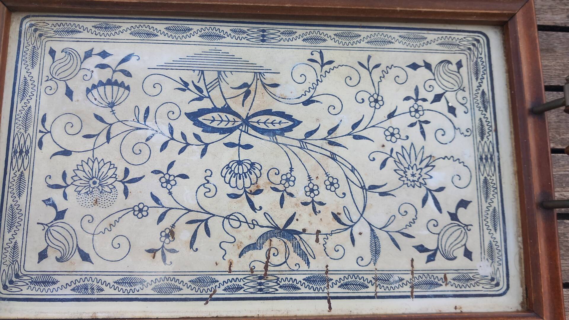 Petit plateau ancien bois, laiton et tôle lithographiee