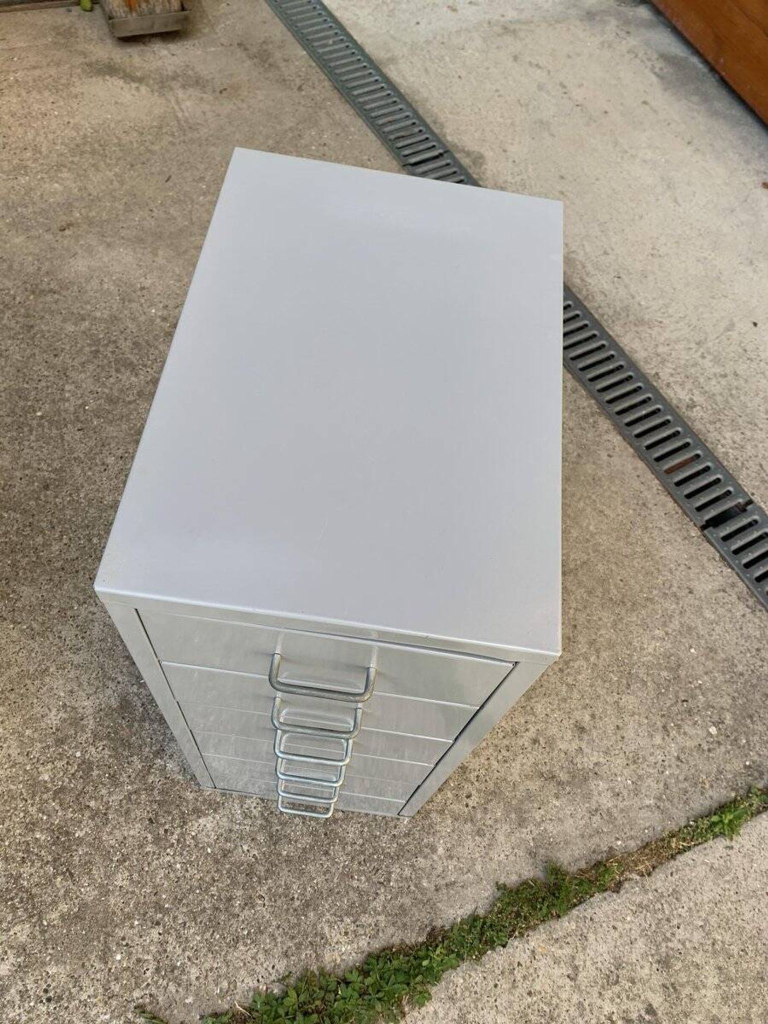 Grey metal industrial chest of drawers, 6 compact drawers, 1980s, utilitarian style.