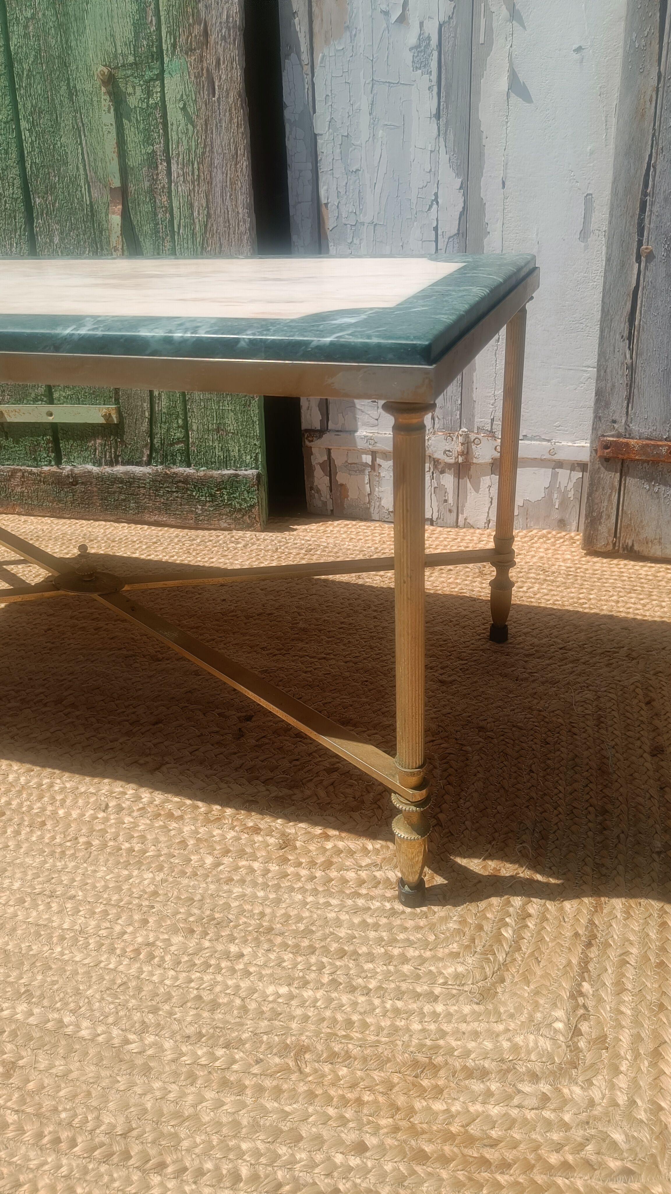 Table basse en marbre et laiton, style Maison Jansen, années 1970